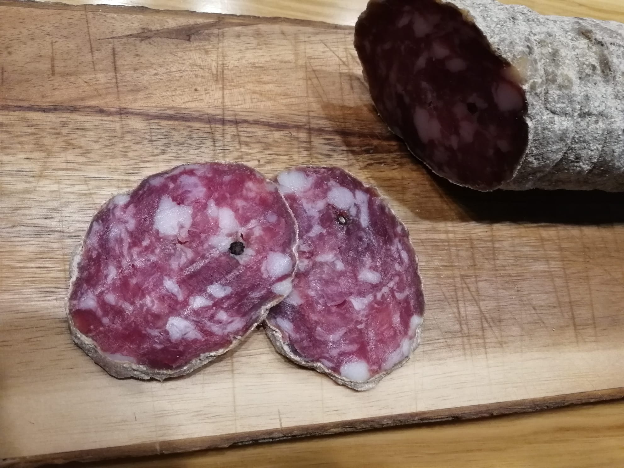 Fetta di Salame di Varzi tagliata a mano su tagliere – Ristorante La Ginestrella